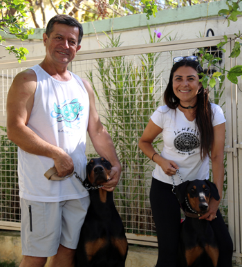 Rogério e sua esposa passeiam regularmente com seus cachorros